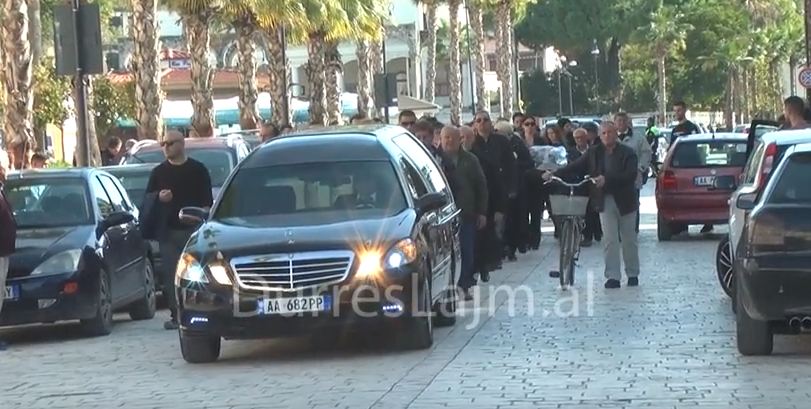 Lamtumirë Adela! Përcillet mes dhimbjes e lotëve gazetarja që theu tabutë e brezit të saj! (VIDEO)