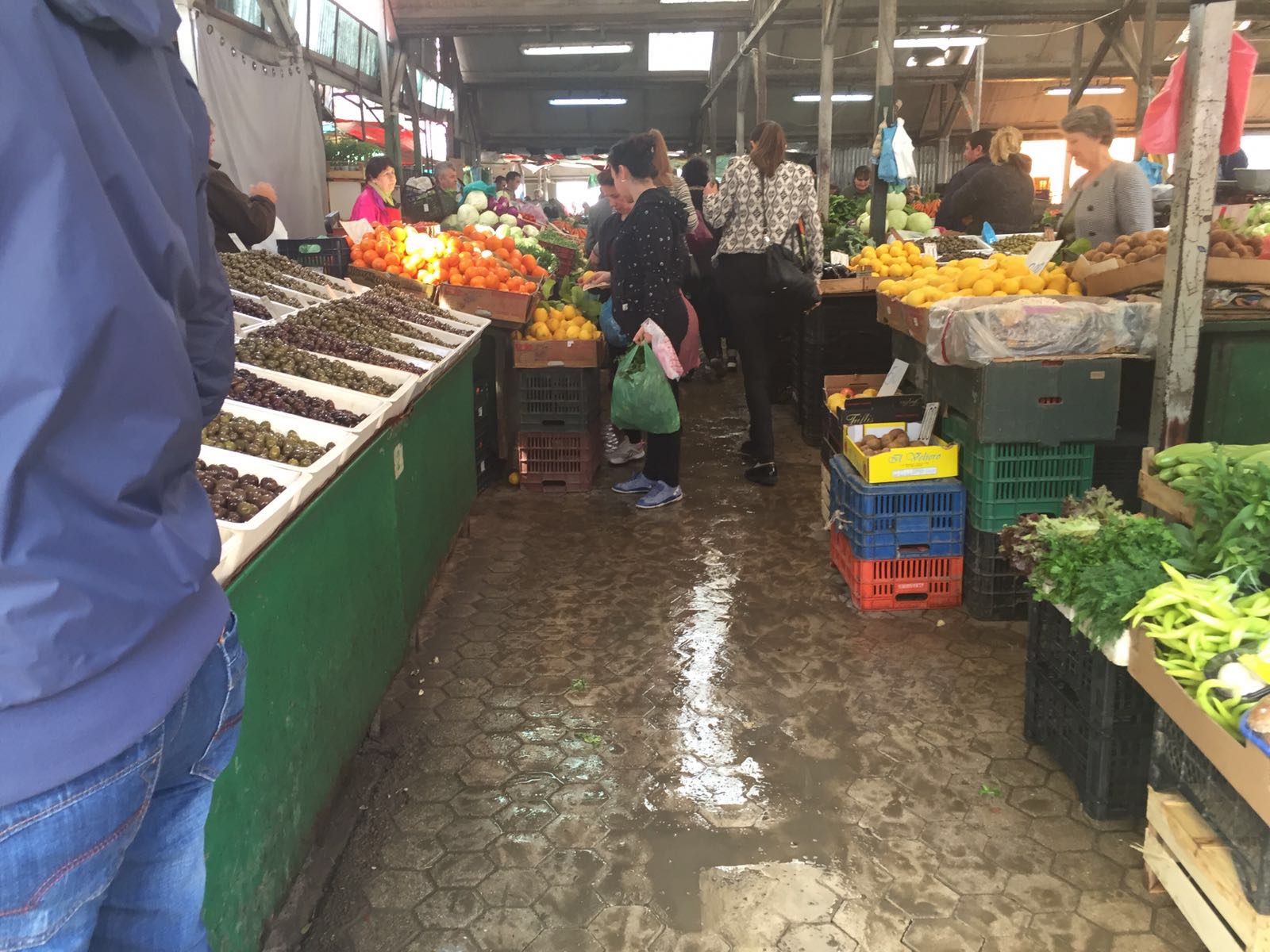 Durrës, arrestohet në flagrancë duke vjedhur në markatë