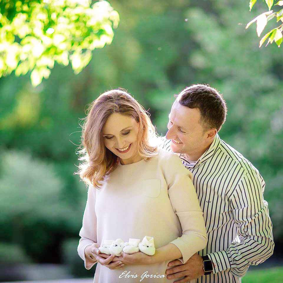 Deputetja Tabaku prezanton për herë të parë vajzat binjake (FOTO)