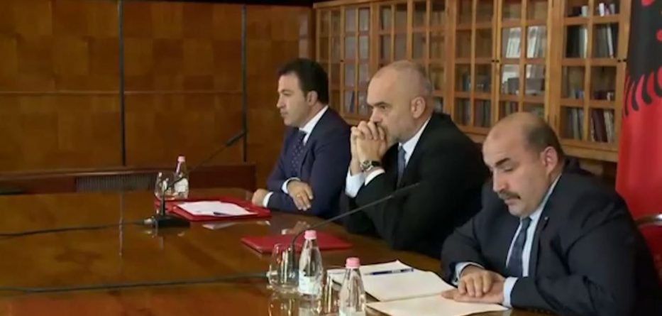 Kryeministri Rama i paralajmëroi, arrestohen dy inspektorë të AKU-së