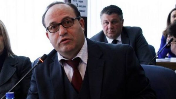 EMRI/ Dyshohet për “vrasje të zyrtarëve të lartë”, ndalohet në Durrës ish-kandidati për deputet (FOTO)