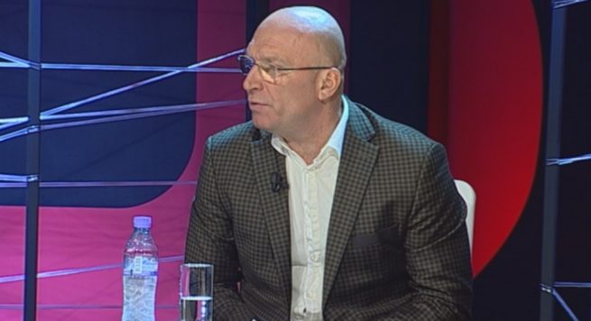 Ish-ministri Demiraj zbulon: Ja kush e mbron Haki Çakon