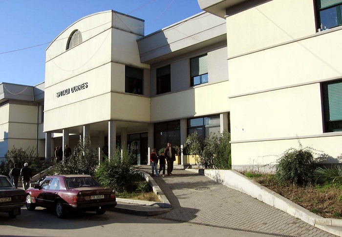 VIDEO/ Shikoni çfarë ndodh në spitalin e Durrësit, e sëmura e shtrirë në tokë, burri…
