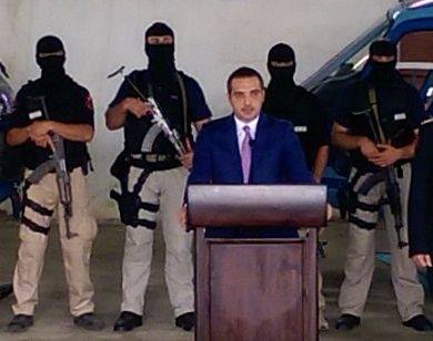 Dy policë ‘rrethojnë’ Saimir Tahirin (FOTO)