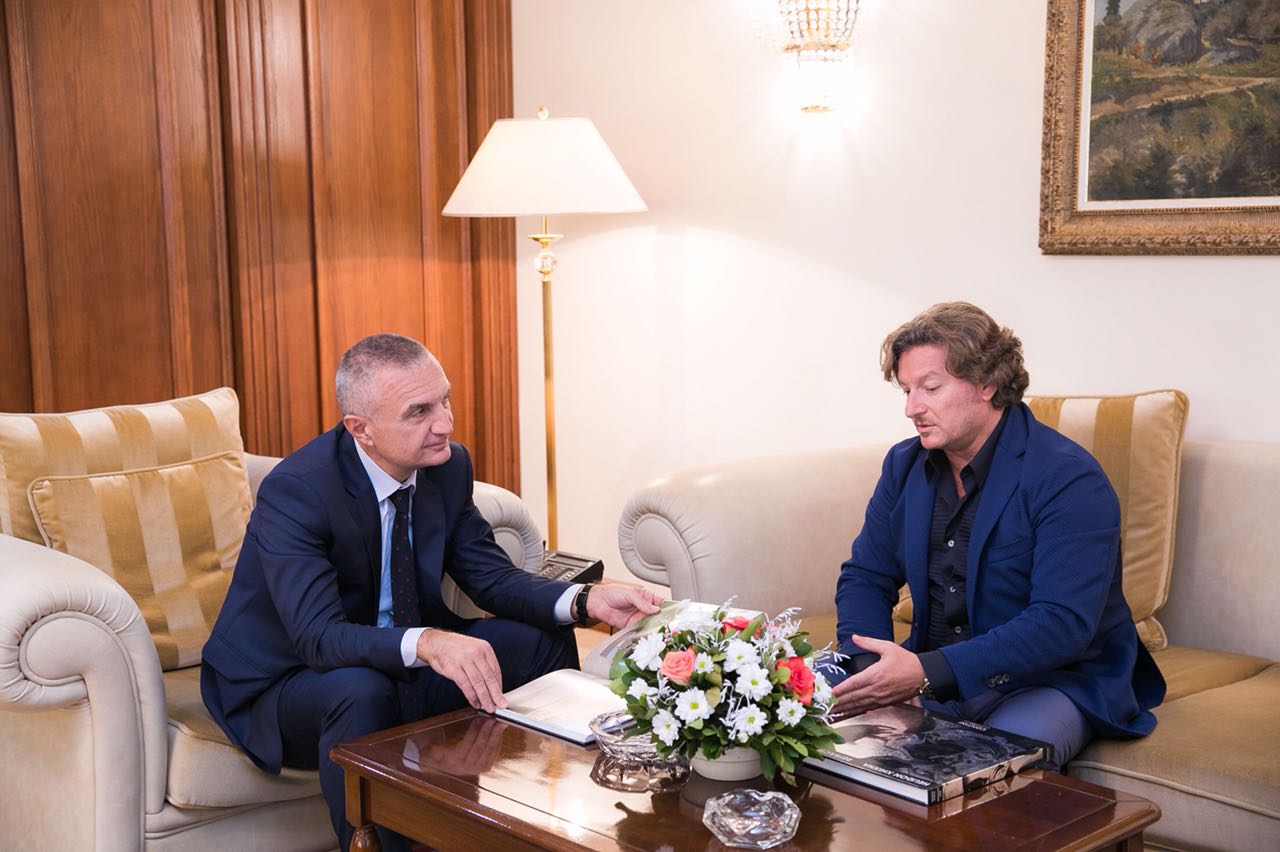 Skulptori i famshëm nga Durrësi takohet me presidentin Meta