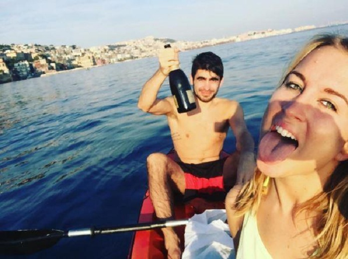 Ai i papërmbajtshëm në fushë, ajo jashtë saj: Më pëlqen ta bëj në banjat e trenit