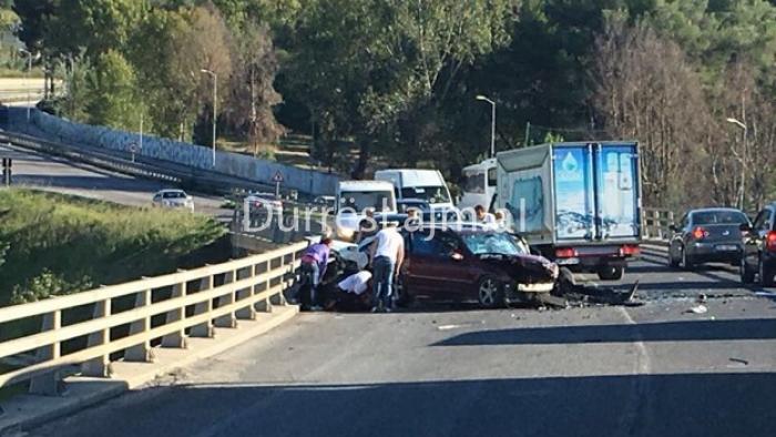 Lajm i fundit/ Aksident me 3 të plagosur në Durrës