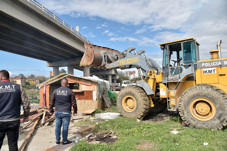 Pastrimi i rrugëve nga tabelat, paralajmërimi nga Durrësi: Kush i rivendos ndiqet penalisht (VIDEO)