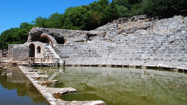 Skandal/ Ndërtohet lokal brenda zonës arkeologjike (FOTO)