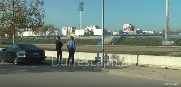 Durrës, kërcënon sërish për vetëvrasje nga shtylla e ndriçimit të stadiumit (VIDEO)