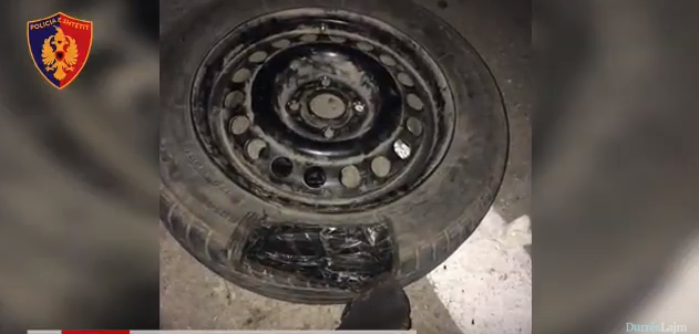 Me 3.5 kg drogë në gomën rezervë, si u kap durrsaku (VIDEO)