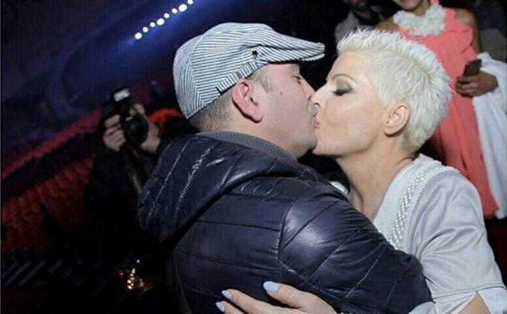 Bashkëshorti i Aurela Gaçes e surprizon para qindra fansave (VIDEO)