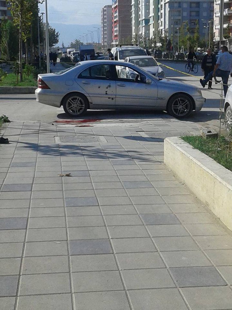 Pamje tronditëse nga atentati/ Nëna gjen djalin 8-vjeçar të plagosur (VIDEO)