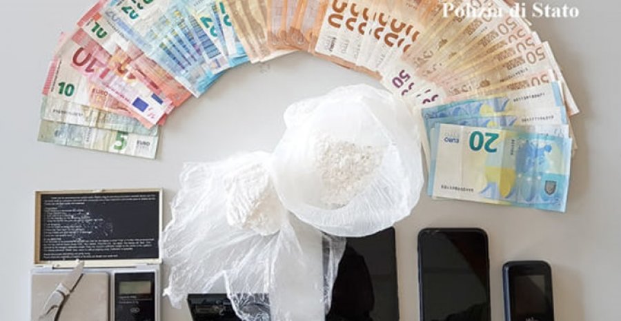 Gjendet baza e drogës në Itali, pranga çiftit shqiptar, burri i arratisur prej 9-vitesh