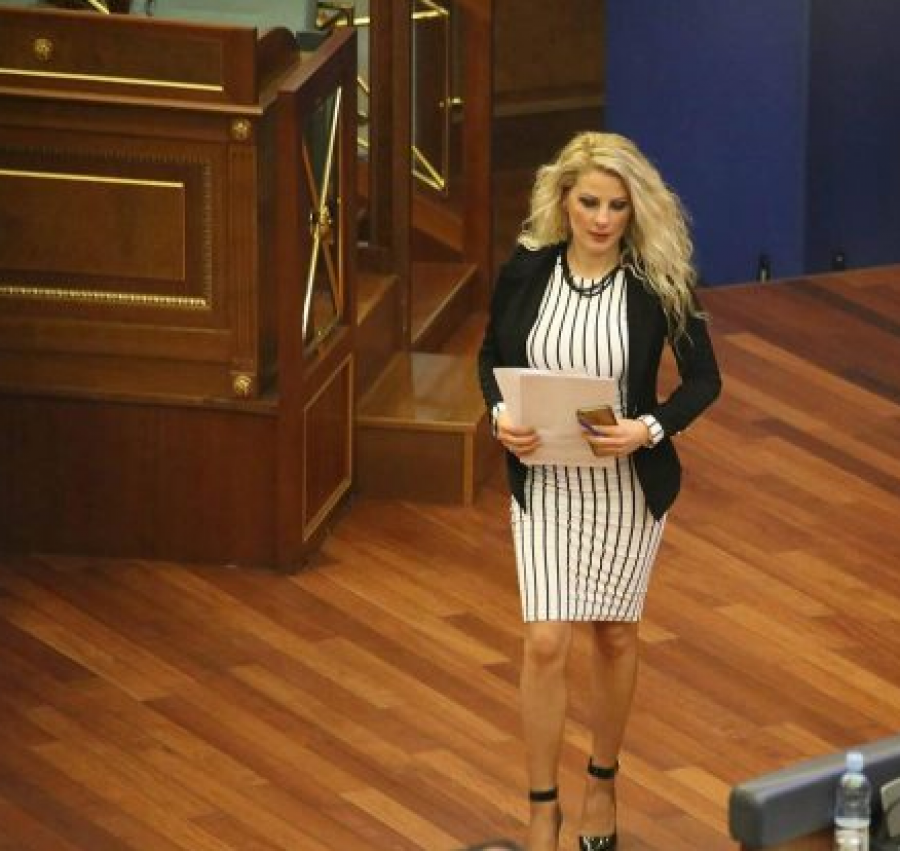 Kjo është deputetja që e ‘duan’ të gjithë (FOTO)