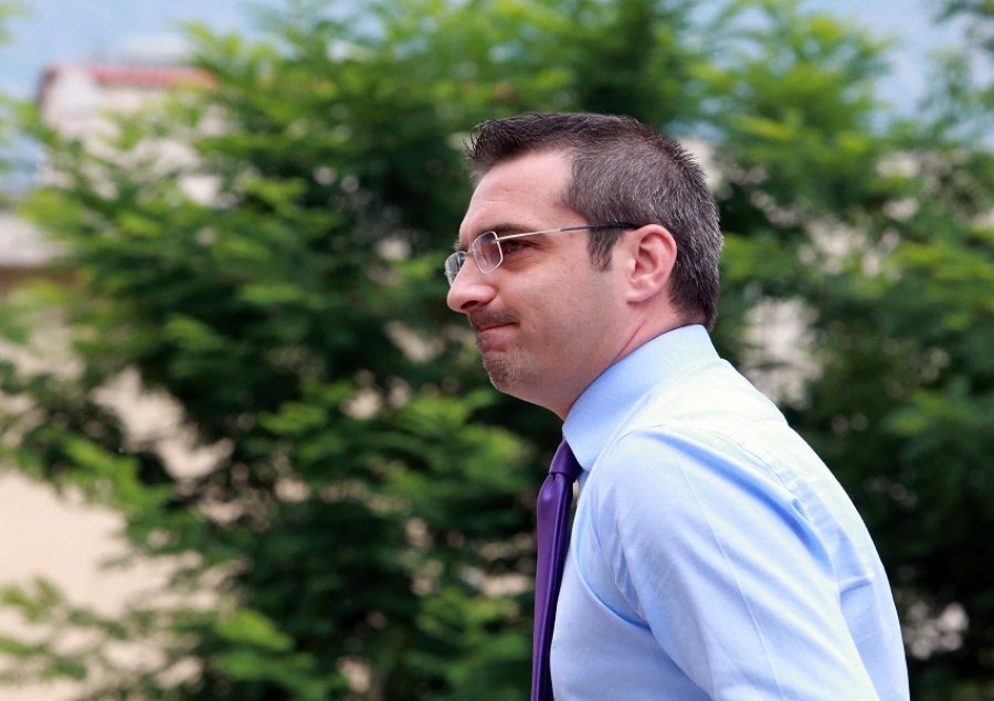 “S’keni durim të prisni 5 minuta?” Tahiri hyn në Kuvend, simpatizantët e duartrokasin