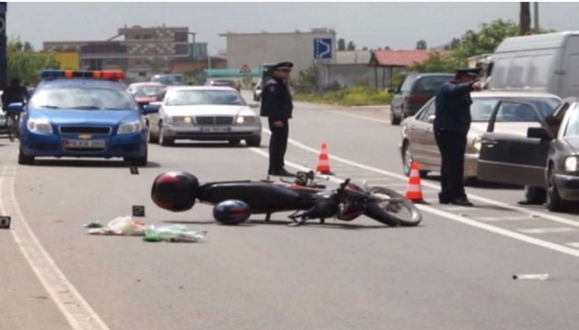 Kamioni përplas motorin në Durrës, përfundon në spital i riu