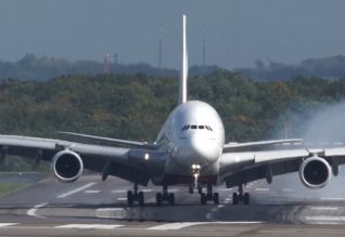 Momente paniku gjatë uljes së avionit, shmanget tragjedia (VIDEO)