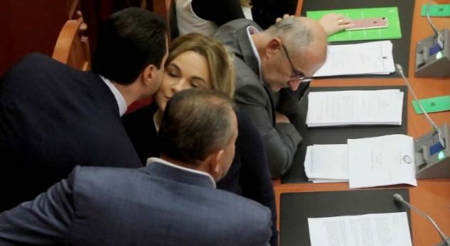 Kryemadhi i shtrin dorën e bashkëpunimit Bashës