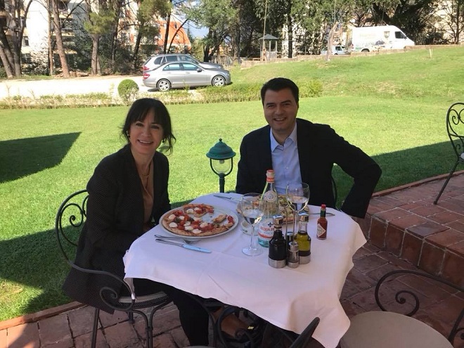 Basha uron publikisht Aurelën për ditëlindje (FOTO)