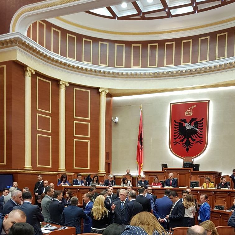 Ruçi përjashton Lulzim Bashën nga Kuvendi