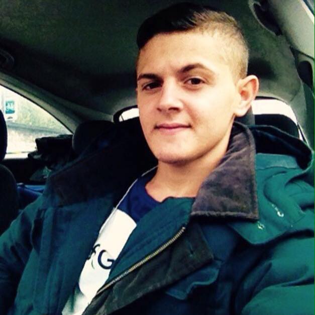 Plagosi me thikë gjyshin e gjyshen, autori shkoi te polici i bankës: I kam vrarë, njofto Policinë