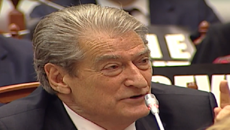 Berisha thotë emrin në Kuvend: Kush e tradhtoi dëshmitaren e mbrojtur kundër Tahirit