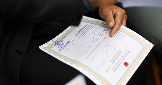 Punonjësve të gjendjes civile do t’u mbahet rroga po lëshuan certifikata
