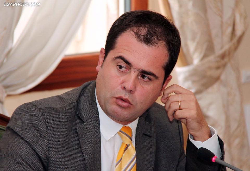 Deputeti durrsak: Filloi reforma për dekriminalizimin e zgjedhjeve, 4 klanet dhe 20 familjet…