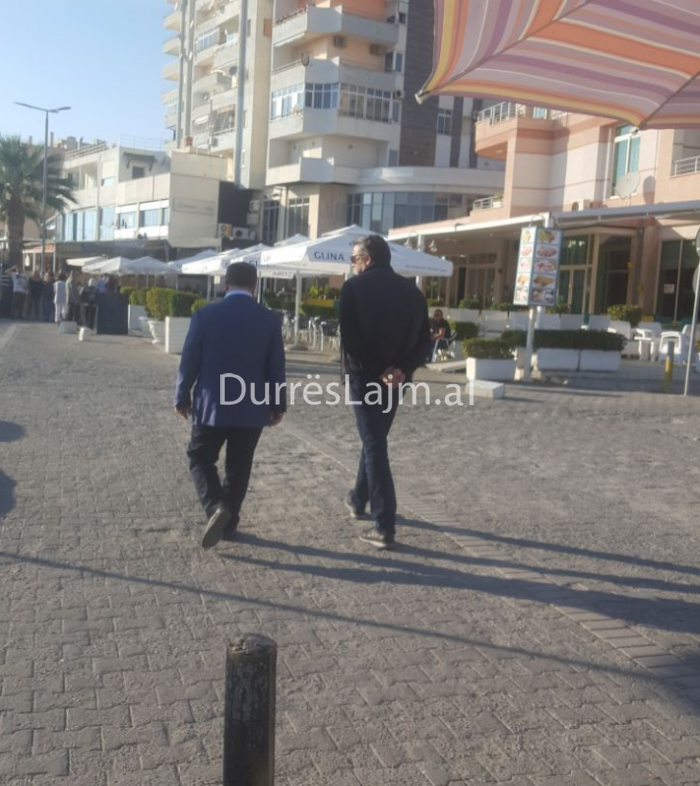 FOTOLAJM/ Dako dhe Klosi, xhiro në shëtitore. Çfarë diskutuan?