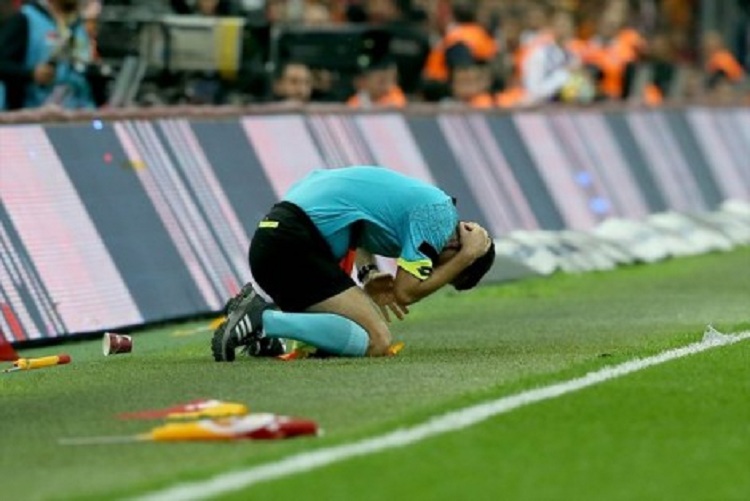 Derbi i Stambollit mbyllet në barazim, arbitri anësor masakrohet nga tifozët