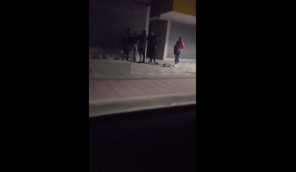 Grushta e shkelma kokës të dashurës në rrugë, Policia ndërhyn me dhunë (Video)