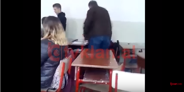 Video-skandal/ Mësuesi dhunon fizikisht nxënësit