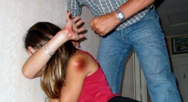 Rrahu dhe kërcënoi me thikë gruan e tij në rrugë për t’i marrë lekë