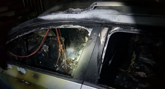 Digjet gjatë natës një makinë