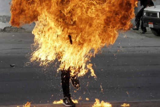Burri spërkatet me benzinë dhe i vë flakën vetes në mes të qytetit