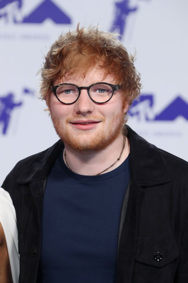 Këngëtari goditet nga një makinë, përfundon në spital