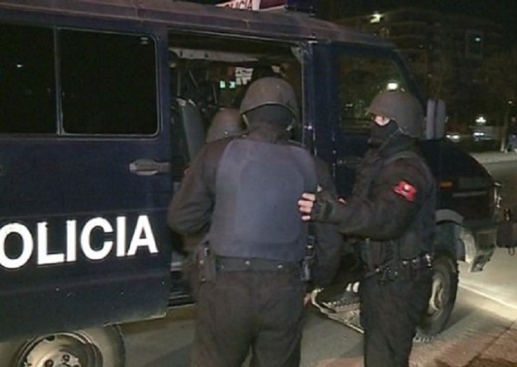 Policia e Durrësit dhe FNSH kontroll natën në lokale, kapin të riun me kanabis në tavolinë