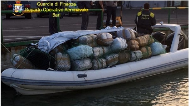 Bashkëpunimi policor Itali-Durrës kap gomonen me 1.5 tonë drogë, pranga dy skafistëve