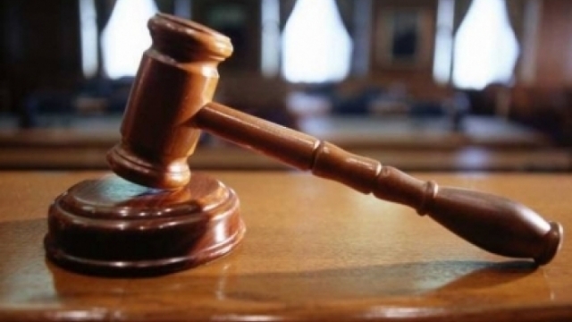 Shkon të rregullojë celularin, dhunon keq punonjësin e servisit