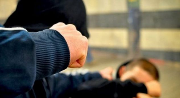 Sherr mes dy adoleshentëve në Durrës, grushta e shkelma në rrugë