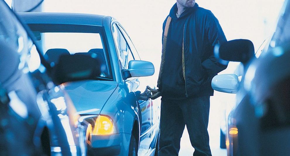 Durrsaku harron çelësat brenda në makinë, ia ‘përlajnë’ menjëherë