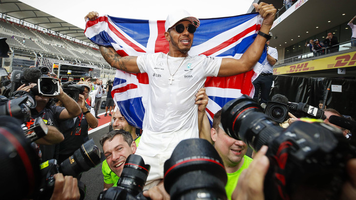 Hamilton, festë e çmendur deri në të gdhirë pas fitimit të titullit