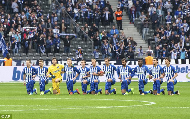 Hertha Berlin e para skuadër futbolli që proteston për tolerancë