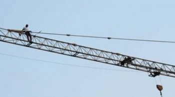 Durrës, bëhet tapë dhe hipën në majë të vinçit