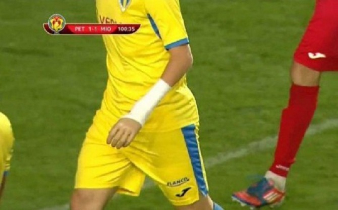 Humbi dorën në aksident, futbollisti rumun debuton si profesionist (VIDEO)