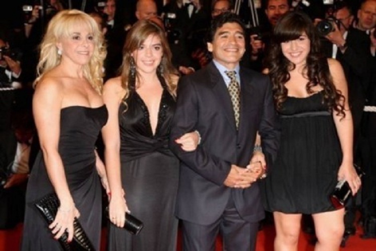 I vodhën 2 milionë euro, Diego Maradona hedh në gjyq të bijat