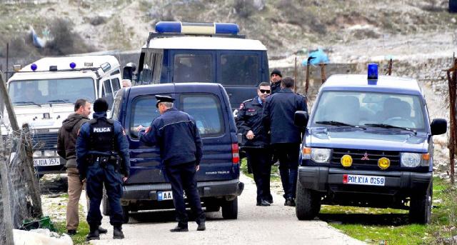 Policia jep detajet: Kushëriri ekzekutoi burrë e grua, më pas qëlloi veten