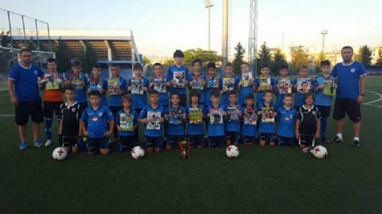 Ish-futbollisti kampion mahnit italianët me të rinjtë e Teutës: I kam stërvitur që 7 vjeç