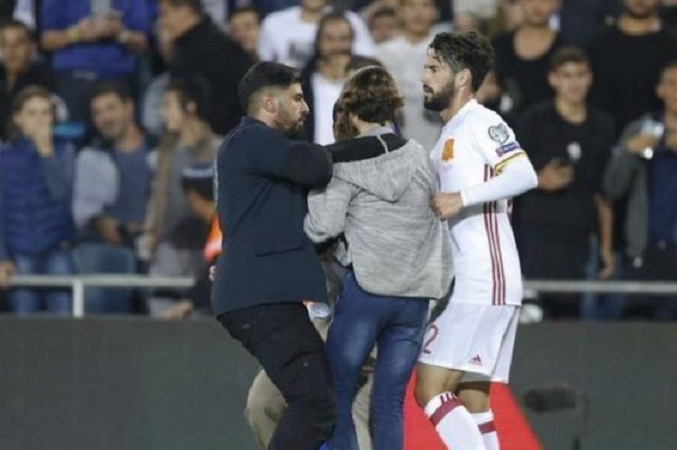 Izrael-Spanjë, tifozi vrapon drejt Isco me thikë në dorë